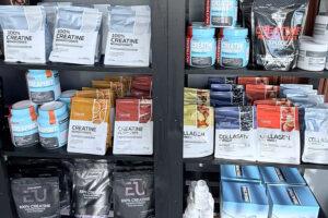 Creatinas na montra da SuplementarTe, loja de suplementos em Aveiro.